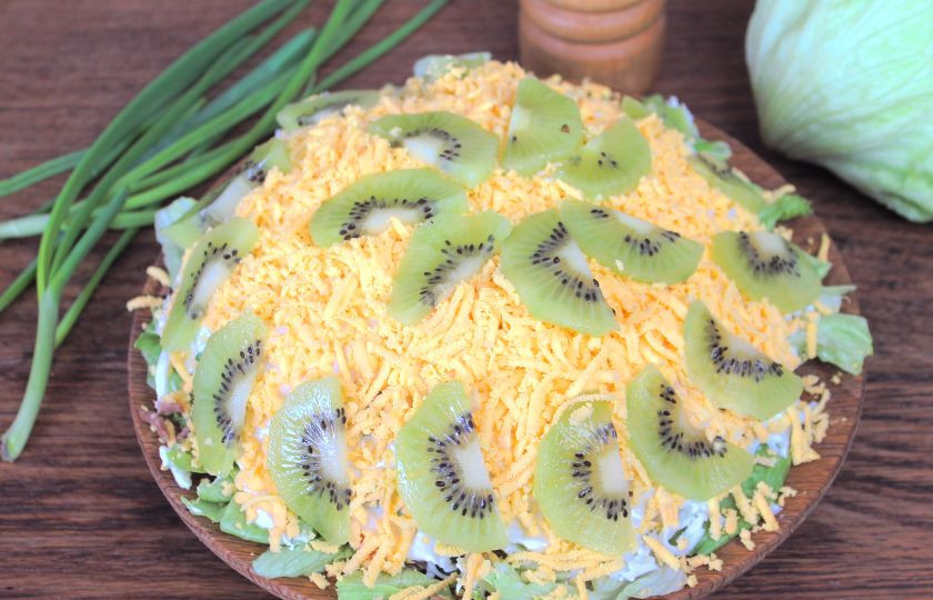 1. Этап. Салат с говядиной и киви: Следующим слоем высыпаем тертый желток. На желток кладем дольки киви. Салат готов! Приятного аппетита!