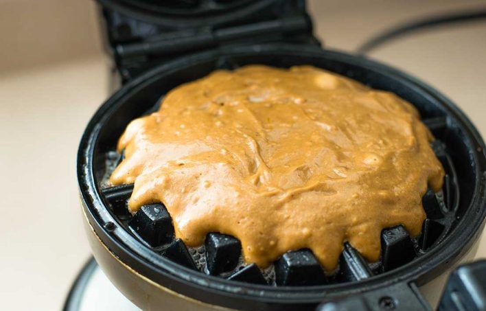 1. Этап. Вафли в электрической вафельнице: 3. Нагрейте вафельницу, смажьте ее маслом. Выложите 2/3 стакана теста в вафельницу.