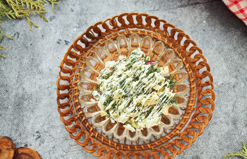 1. Этап. Салат Франция: Зелень мелко порежьте, посыпьте яйцо и нанесите сеточку из майонеза.