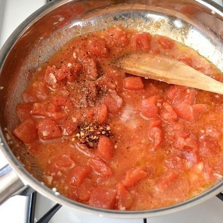 1. Stage. Shrimp and Tomato Pasta: Put tomatoes and juice in a pan after shrimp, add salt, red pepper and cook for about 5 minutes until the sauce begins to thicken a little.