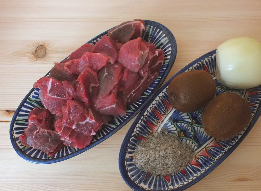 1. Этап. Шашлык на электрогриле: Подготовьте необходимые ингредиенты. У мяса удалите пленки и нарежьте кусочками весом по 30 грамм.