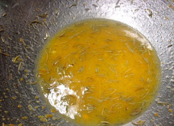 1. Этап. Филе утиной грудки без кожи: С апельсина снимите цедру и выдавите сок. Смешайте сок с цедрой, добавьте в него все указанные специи и другие ингредиенты - это будет наш маринад.