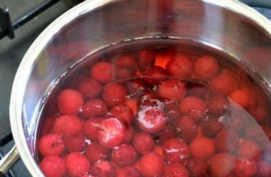 1. Этап. Желе на торт: Вишню залейте водой. Доведите её до кипения, а затем прокипятите 5 минут.