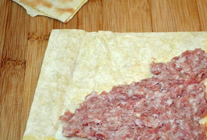 1. Этап. Самса из лаваша: На половину куска лаваша выложите часть фарша, край смажьте яйцом. Заверните вторую половинку лаваша на фарш, прижмите края пальцами. Разогрейте на сковороде растительное масло. Обжарьте самсу из лаваша до золотистой корочки. Дайте лишнему маслу впитаться в бумажную салфетку, затем подавайте блюдо на стол.