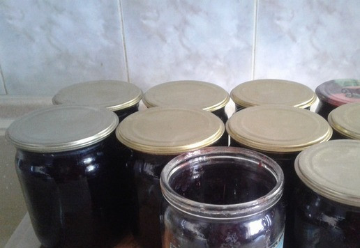 1. Этап. Варенье-желе из крыжовника и смородины: Когда проварится около часа, разливаю по банкам. Да, не ждите на этом этапе густоты, как у джема! Оно останется жидким и именно льётся черпаком! У меня с этого объёма вышло вот столько. Закатываю. Прячу под одеяло до остывания, перевернув банки.