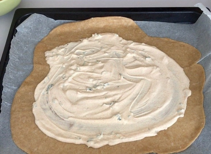 1. Этап. Отрубная галета с тыквой и фетой: На тесто выложите заправленный йогурт, оставляя около 4 см от края.