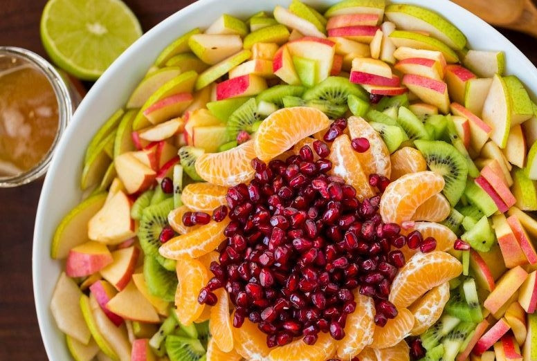 1. Этап. Зимний фруктовый салат: 2. Нарежьте фрукты небольшими кусочками, мандарины очистите и разделите на дольки. Сложите все в большую миску, добавьте зерна граната.