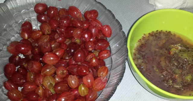 1. Этап. Царское варенье из крыжовника: Из надрезанного крыжовника выдавите семена в тарелку.