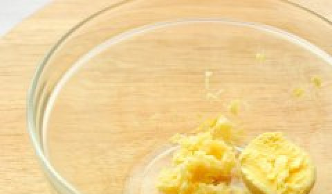 1. Этап. Гренки с чесноком и яйцом: Добавить половину желтка и размять их вилкой.