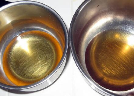 1. Этап. Тройной бобовый салат: У нас есть время сделать соус. Смешайте разные масла в одной чаше. Объедините уксус, соевый соус в другой.