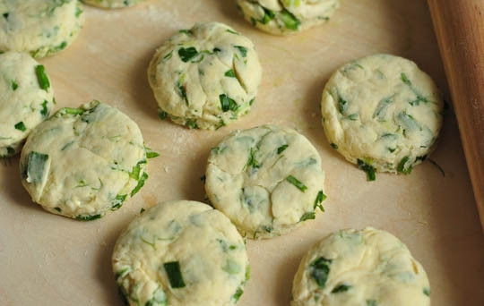 1. Этап. Говядина по-деревенски: При помощи стакана делаем вот такие замечательные булочки.