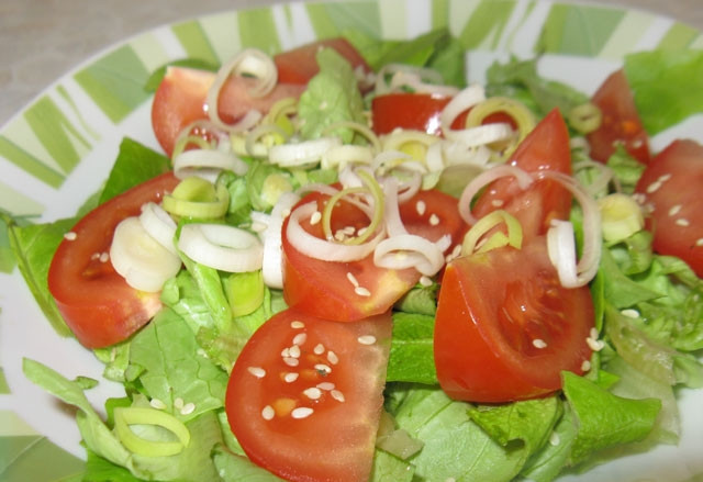 1. Этап. Салат из спаржи с грибами: Помидоры вымыть и нарезать крупными дольками. Смешать салат, помидоры, порей и кунжут.