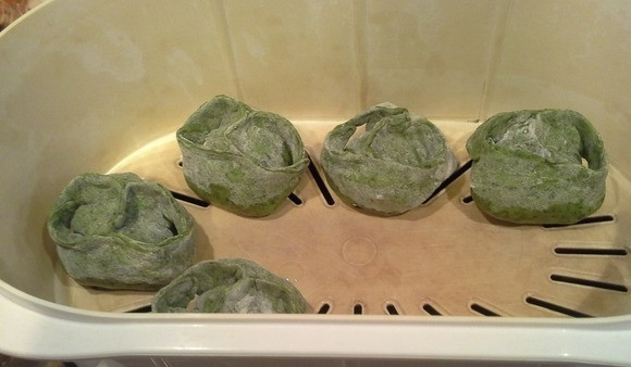 1. Этап. Манты зелёные: Слепите манты. Каждый обмакните в растительное масло.