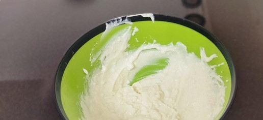 1. Этап. ПП Творожно-яблочные оладьи: Смешать творог, яйца, заменитель сахара. При желании можно добавить ваниль, ложку соды. Вымешиваем до однородности.