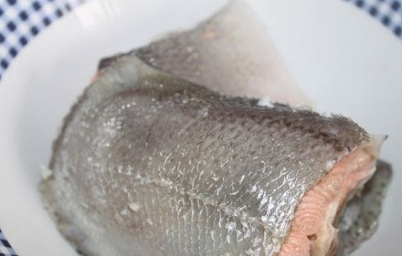 1. Этап. Овощной суп с семгой: Рыбка сварилась, выкладываем ее на тарелку, пусть остынет слегка.