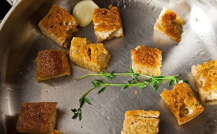 1. Этап. Клубничный гаспачо: Чеснок очищаем, нарезаем на несколько частей и обжариваем в оливковом масле вместе с веточкой тимьяна, затем добавляем хлеб и слегка обжариваем, все время перемешивая.