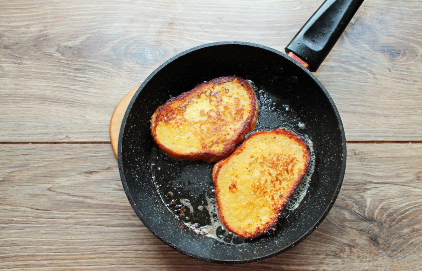 1. Этап. Французские гренки с корицей: Выложите гренки в горячую сковороду и обжаривайте с двух сторон, немного прижав, примерно в течение 3-5 на медленном огне. Снимите гренки со сковороды и сразу подавайте к столу.