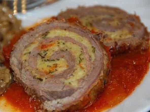 1. Stage. Banquet roll: Bake roll for 2 hours. Then remove from the oven and let cool. Do not remove the foil so that the meat does not wind. When the roll has cooled completely, remove the foil, thread and cut into portions.