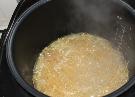 1. Этап. Макароны с лечо: 3. Заранее подогреваю воду в чайнике, заливаю ею макароны, чтобы вода только покрыла их.