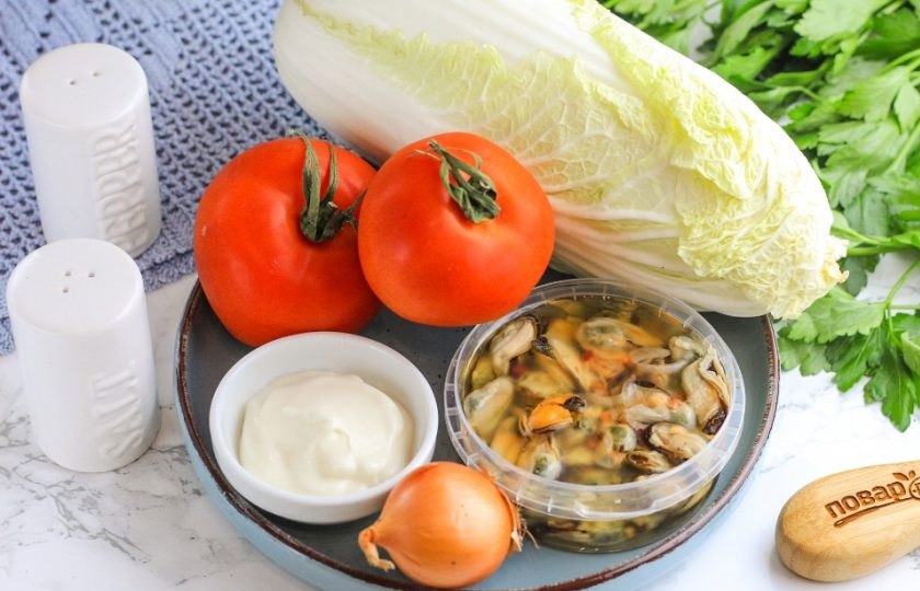 1. Этап. Салат с мидиями и помидорами: Подготовьте указанные ингредиенты. Лук очистите от шелухи и промойте в воде вместе с помидорами.