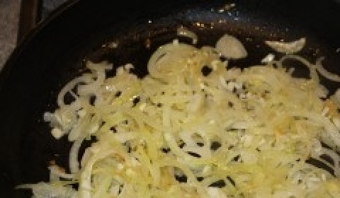 1. Этап. Лисички в духовке: В 1 ст. ложке масла обжарить мелко нарезанный чеснок и лук.