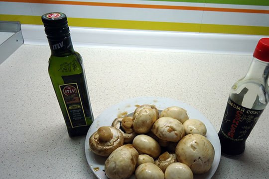 1. Этап. Канапе с грибами на шпажках: 2. Грибы тщательно помоем, обсушим. Маринуем в смеси масла и соевого соуса. И рыбу, и грибы держим в маринаде не больше 15-20 минут.