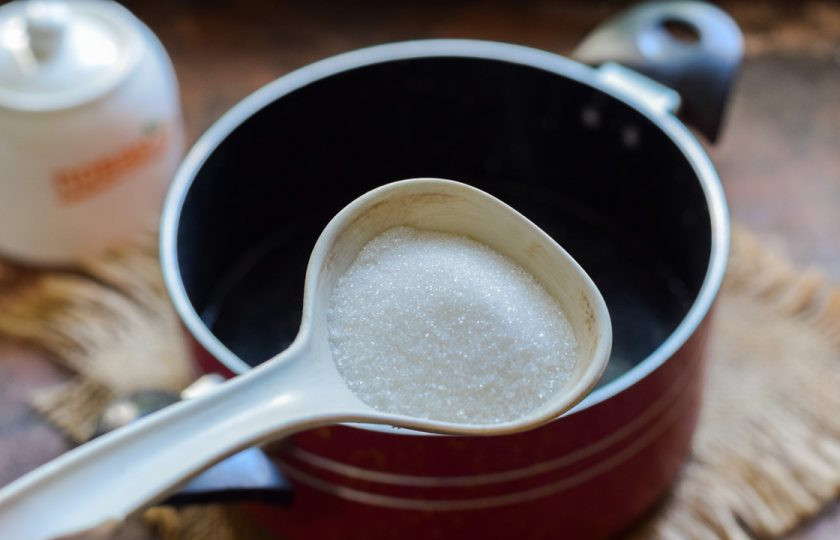 1. Этап. Компот из черешни с лимоном на зиму: Спустя 10 минут слейте воду в кастрюлю, добавьте сахар, проварите пару минут и выключите огонь.