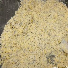 1. Этап. Блины маковые с земляничной начинкой: 1. Приготовим для маковых блинчиков тесто: взбить с сахаром желтки, добавить соль, ванильный сахар, растопленного сливочного масла (не горячего) и ошпаренный кипятком мак. Все перемешать, добавляем по немного муку и замешиваем крутое маковое тесто.