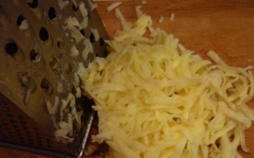 1. Этап. Вкусный супчик: Картофель очистите и помойте. Натрите его на крупной тёрке.