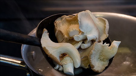 1. Этап. Тайский рыбный суп: 11. Отправить в кастрюлю грибы.