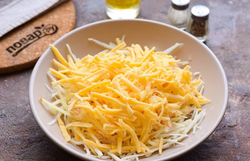 1. Этап. Салат с сельдереем и сыром: Твердый сыр натрите на средней терке и добавьте в салат. Заправьте салат маслом, по вкусу добавьте соль и перец.