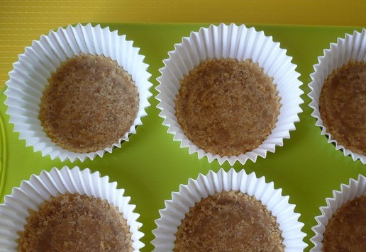 1. Этап. Творожный десерт: Крошку в формочках утрамбовать стаканом. Формочки отставить в сторону.