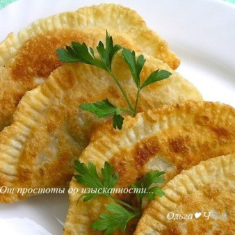 Постные чебуреки с кускусом и цукини