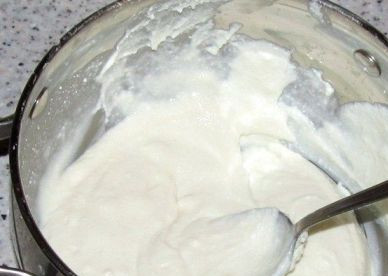 1. Этап. Творожный крем с желатином: Тонкой струйкой вливаем желатин в творог и хорошо взбиваем.