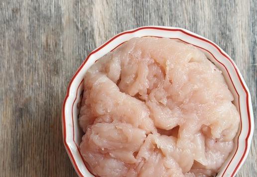 1. Этап. Бомбочки из индейки с лисичками: Сверху накрыть свисающими кусочками филе.