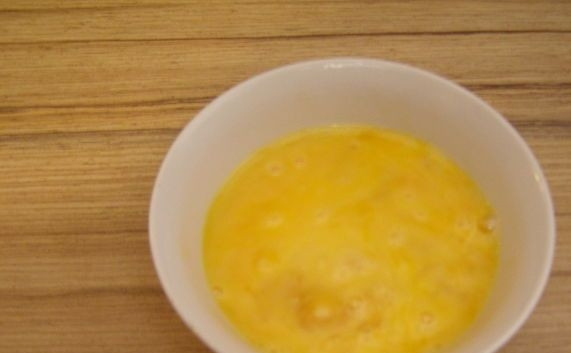 1. Этап. Тесто на лазанью: Яйца взбейте в миске.