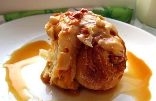 1. Этап. Рецепт булочек Синабон с карамелью: Горячие булочки залейте карамельным кремом. Добавьте измельчённые орехи. Во время подачи, украсьте булочки оставшейся карамелью. Приятного чаепития!