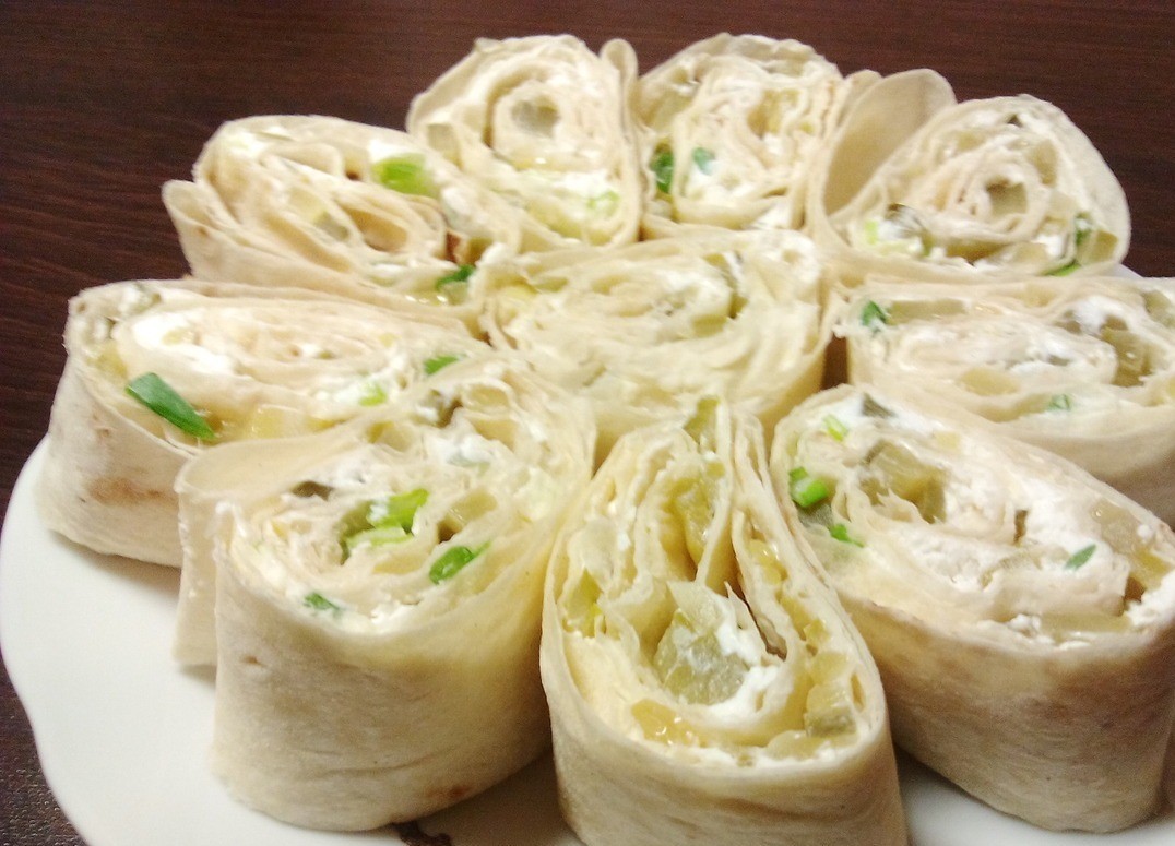 1. Stage. Lavash rolls: Cut into portioned rolls, place on a plate.