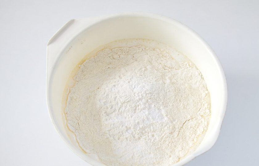 1. Этап. Блинный торт: 3. Добавьте к ним молоко, муку и соду.