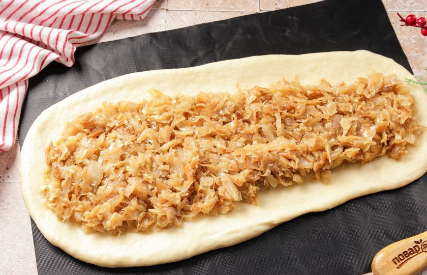 1. Этап. Новогодний пирог Змейка: По центру выложите начинку.