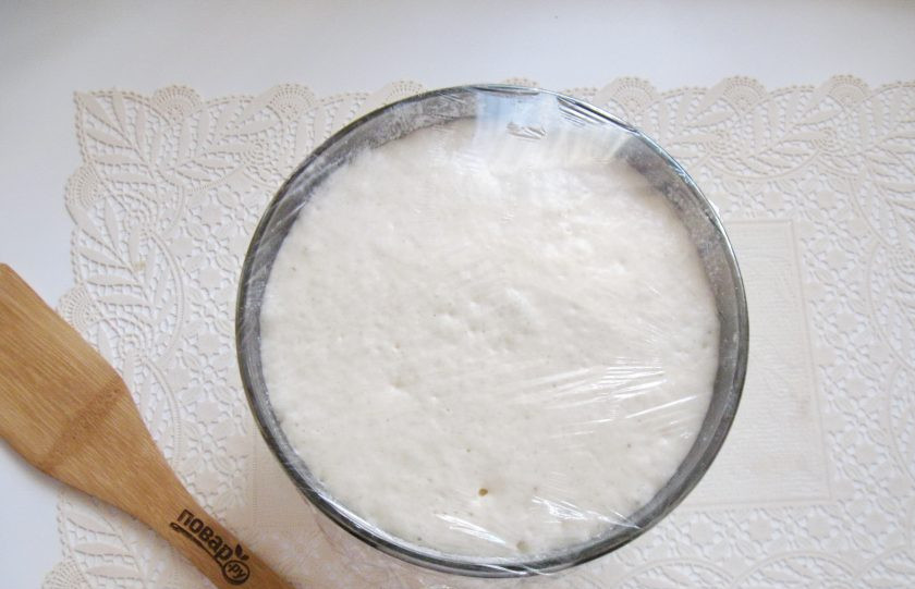 1. Этап. Оладьи без яиц и молока: И опять поставьте в теплое место. Через 20-25 минут оно подойдет.