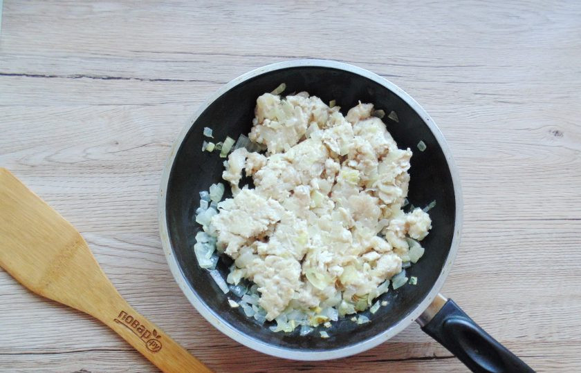 1. Этап. Суп из чечевицы с фаршем: Помешивая, на небольшом огне, обжарьте фарш с луком в течение 10 минут.