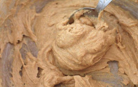 1. Этап. Пирожное Мокко: Далее в другой посуде взбить сливочное масло с сахарной пудрой (нужна именно сахарная пудра, сахар ни за что не раствориться в масле), добавить кофейную смесь и еще раз все взбить. Крем охладить в холодильнике.