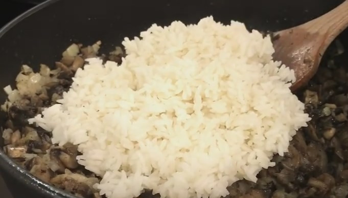 1. Этап. Постные голубцы с грибами (очень вкусно!): 4. Остывший рис высыпьте в сковороду, перемешайте и дайте начинке обжариться 5 минут на среднем огне. Проверьте на соль и специи.