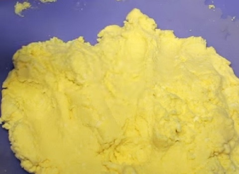 1. Этап. Сырники с адыгейским сыром: Должна получиться мягкая и пластичная масса, из которой будет удобно формировать сырники.