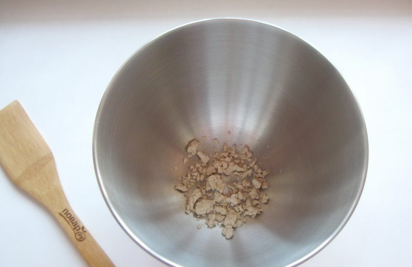 1. Этап. Дрожжевое тесто в планетарном миксере: В чашу планетарного миксера выложите дрожжи.