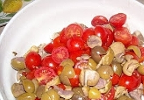 1. Этап. Салат с языком и помидорами: В мясо ссыпаем банку оливок. Кидаем нарезанные помидоры черри и лук.