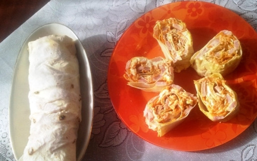 1. Этап. Рулет из лаваша с сыром, ветчиной и морковкой: И затем можно сразу нарезать рулет на порционные кусочки и подавать на стол или же отправить в пленке в холодильник на пропитку.