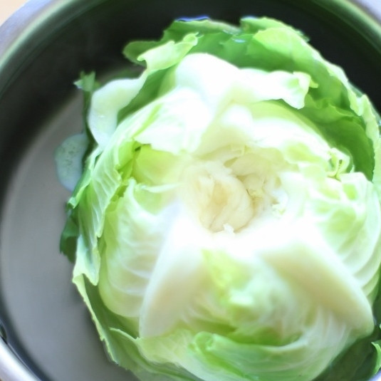 1. Этап. Голубцы с мясом: Аккуратно вырезаем кочерыжку капусты. Кочан кладем в кастрюлю с кипящей водой, аккуратно отделяем листья друг от друга.