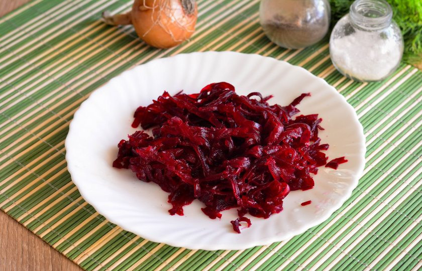 1. Этап. Лечо из свеклы: Отварите свеклу до мягкости, почистите и натрите на обычной терке.